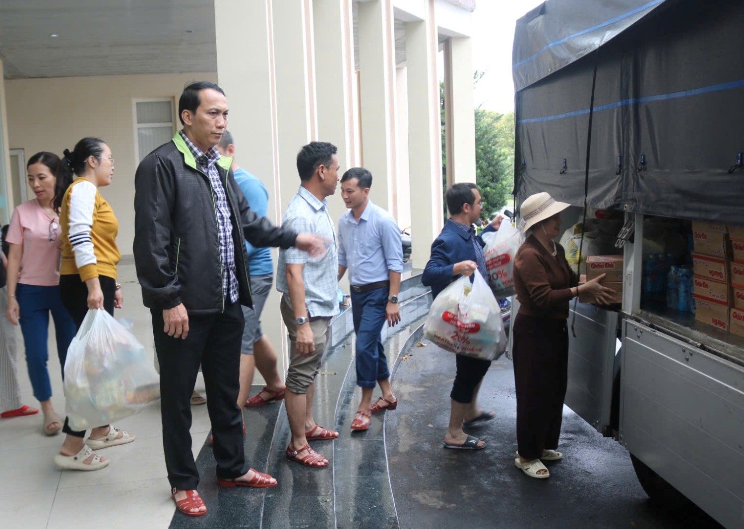 Tiếp nhận chuyến hàng ủng hộ đầu tiên hỗ trợ nhân dân vùng lũ Đắk Lắk